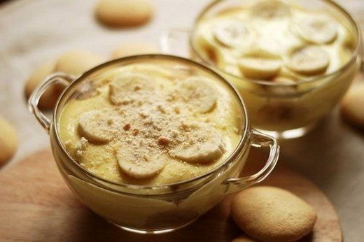 Банановый десерт с орехами лещиной